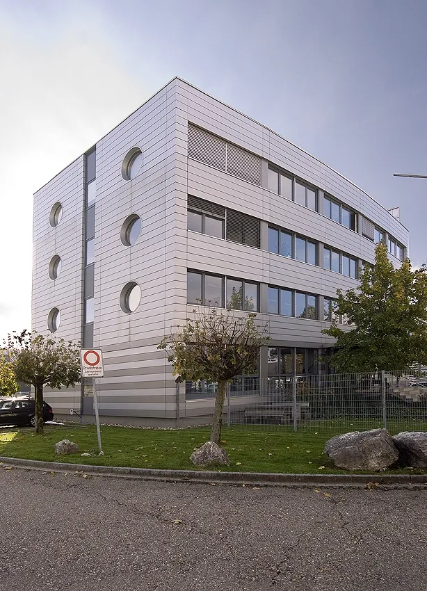 Bild 2 Verwaltungsgebäude mit Lagerhalle, Pratteln